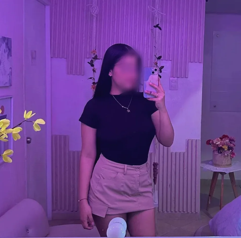 Nadine, 23
