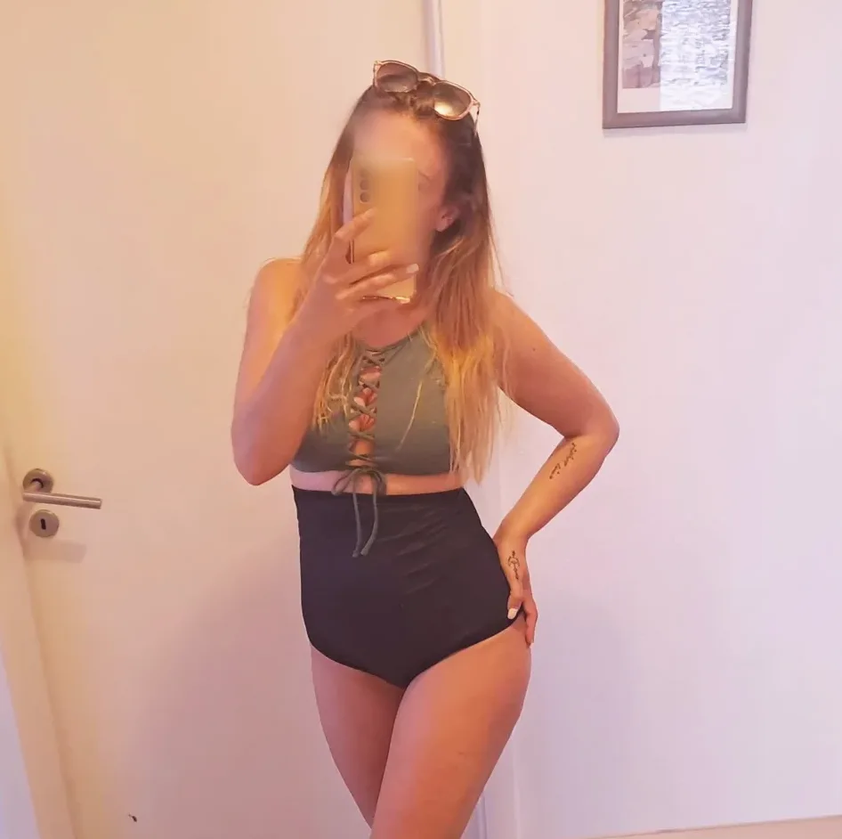 Vanessa, 33
