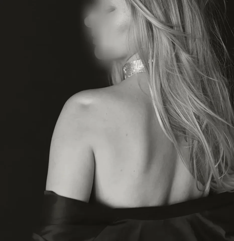 Viktoria, 32